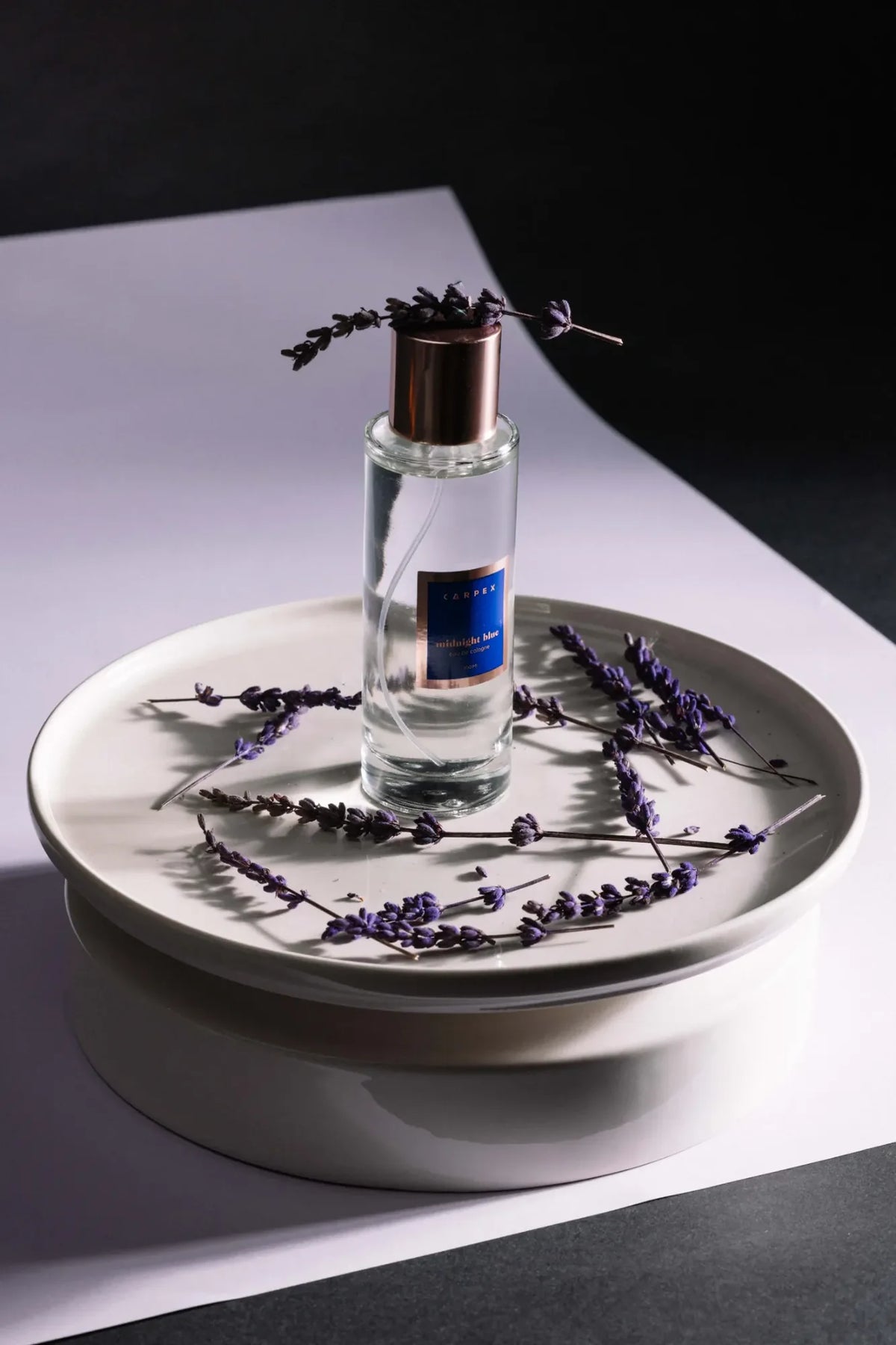 Lavanta detaylarıyla çevrili Carpex “Midnight Blue” kolonyasının sade ve modern ürün çekimi. Pentome Studio’da çekilmiştir.
A minimalist product shot of Carpex “Midnight Blue” cologne surrounded by lavender accents. Photographed at Pentome Studio.