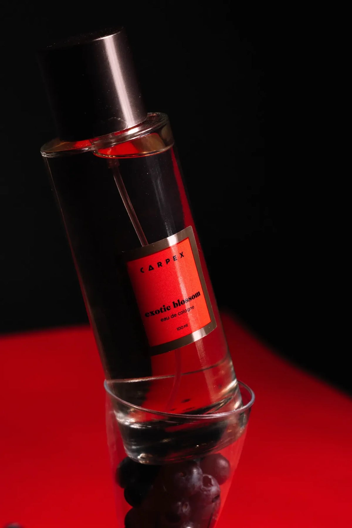 Yakın plan Carpex “Exotic Blossom” kolonyası, kırmızı-siyah kontrastında vurgulanmış detaylı ürün çekimi. Pentome Studio’da çekilmiştir.
Close-up shot of Carpex “Exotic Blossom” cologne with dramatic red and black contrast lighting. Photographed at Pentome Studio.