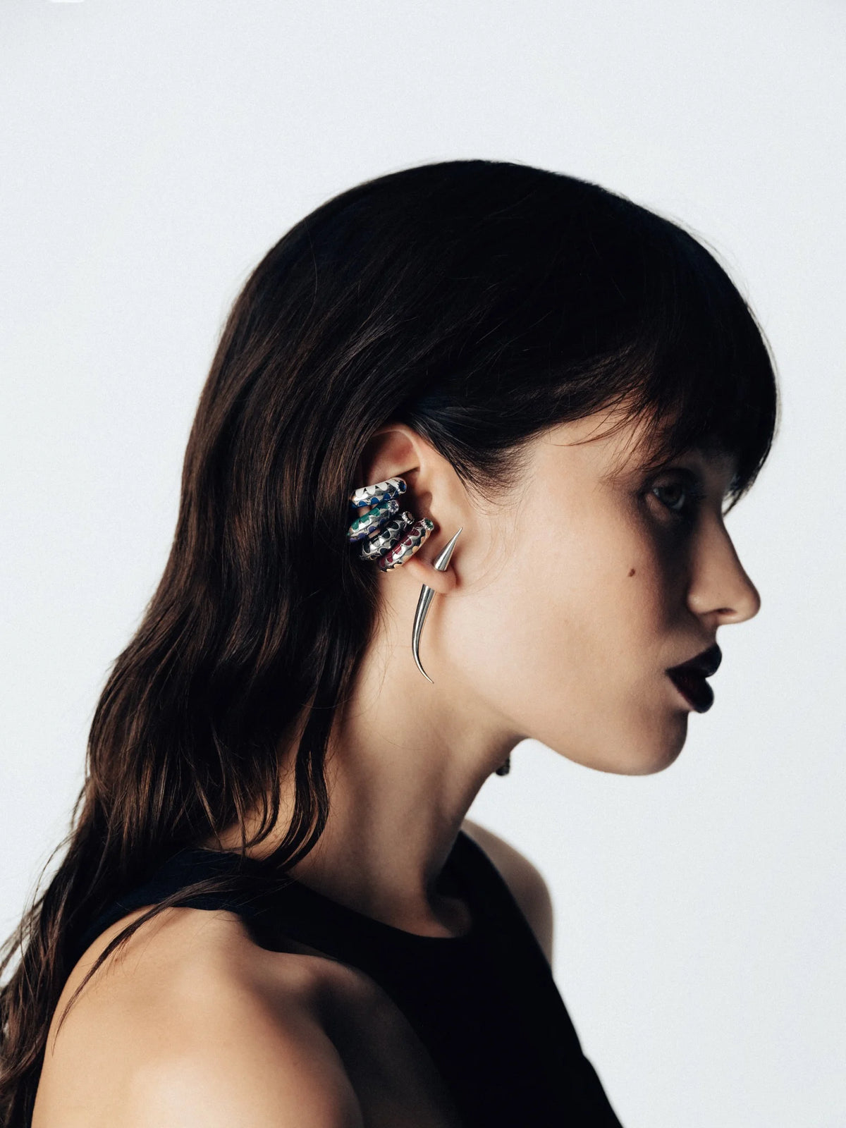 Gümüş ear cuff tasarımıyla güçlü ve çağdaş bir stil sunar. Jaagravi koleksiyonuna özgü detaylar modern dokunuşlarla birleşiyor. Pentome Studio’da çekilmiştir.
The silver ear cuff design embodies a strong and contemporary style. Unique to the Jaagravi collection, it merges modern details with bold elegance. Photographed at Pentome Studio.