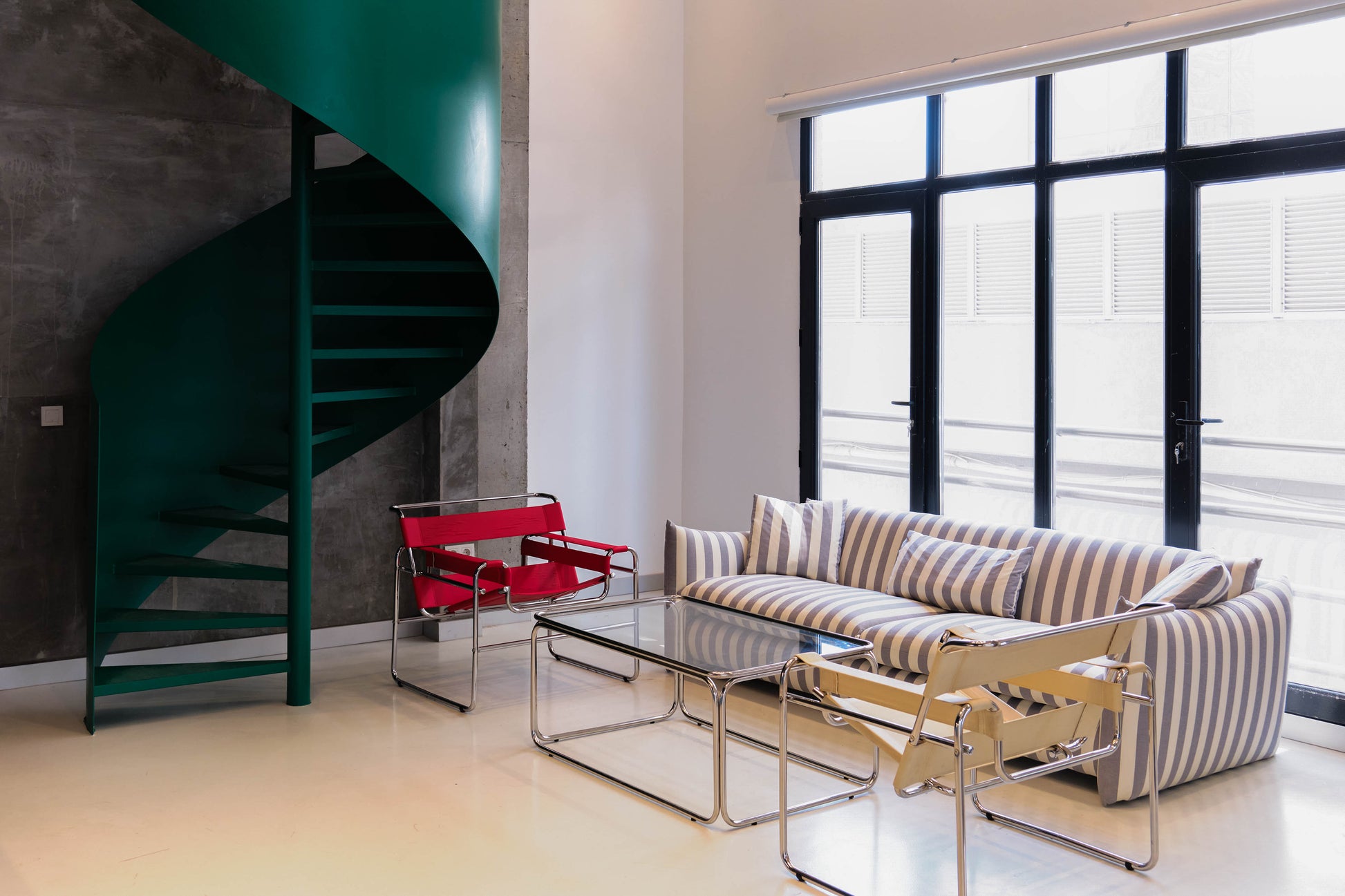 Doğal ışık alan modern oturma alanı, çekim aralarında rahat bir mola ortamı sunar. Pentome Studio’da çekilmiştir.
The modern lounge area with natural light offers a comfortable space for breaks between shoots. Photographed at Pentome Studio.