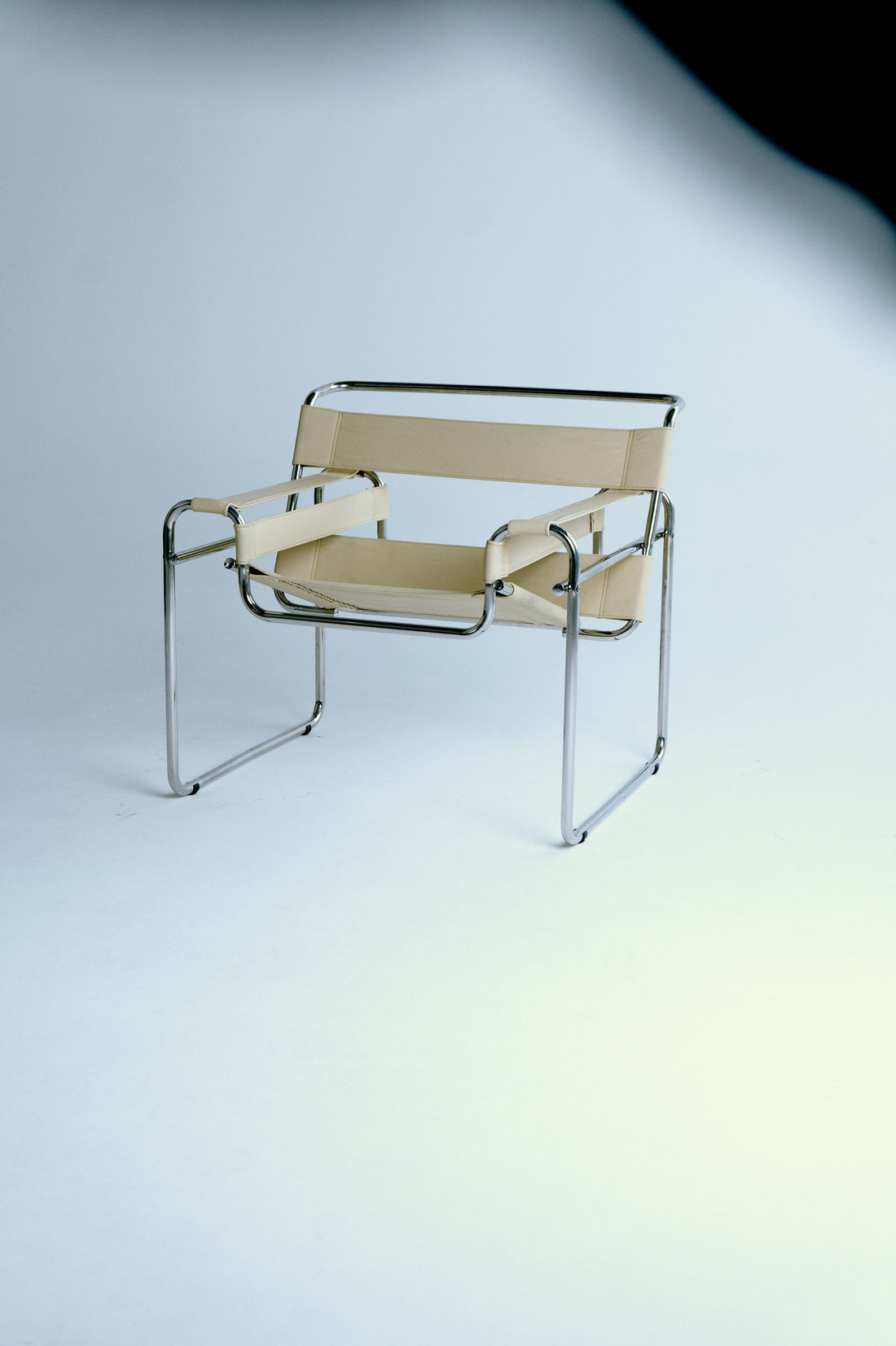 Pentome Studio’da gerçekleştirilen ürün çekimi; sade arka plan ve dengeli ışık kullanımıyla objenin formunu ve detaylarını ön plana çıkarır.
A product photography setup at Pentome Studio showcasing a chair on a clean studio background, emphasizing form, materials, and balanced lighting.